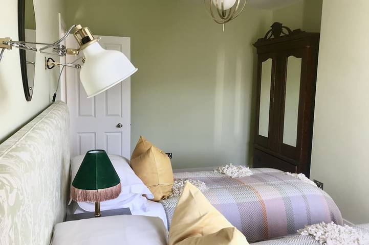 Entire apartment, A Beautiful Grade II regency property with parking in Cheltenham, Gloucestershire