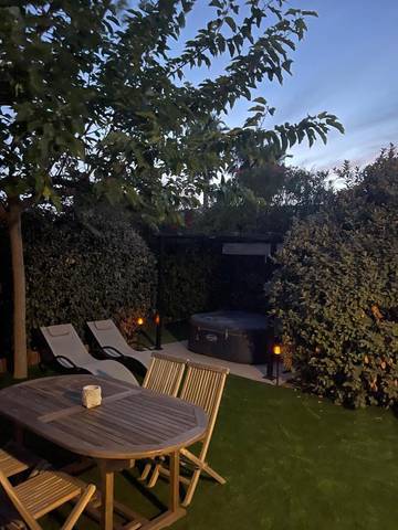 Gîte pour 4 personnes, avec jardin et jacuzzi à Servian