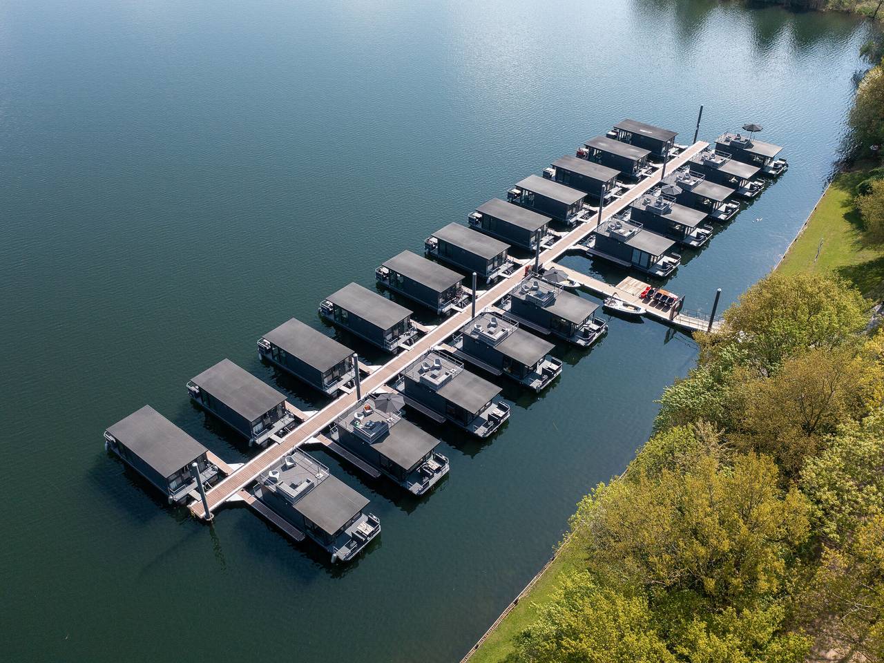 Woonboot bij Mookerplas met Barrel Sauna in Middelaar, Nationaal Park De Maasduinen