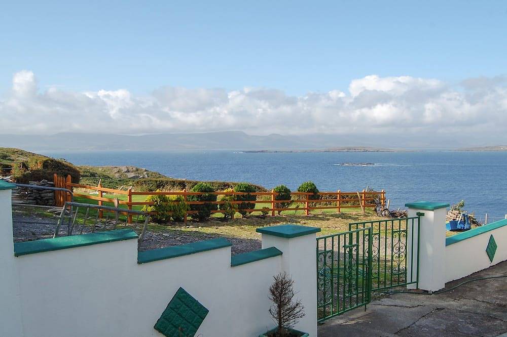 Nana'S House, pet friendly, with open fire in Allihies, County Cork in County Cork