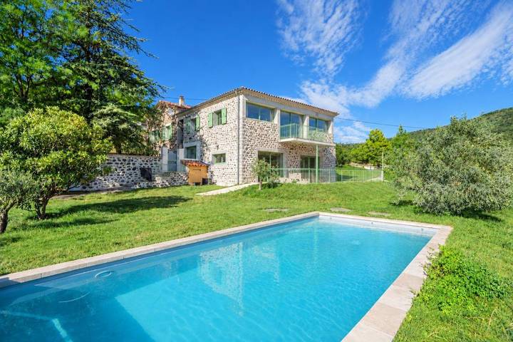 Location de vacances pour 15 personnes, avec Balcon et Terrasse ainsi que Jardin et Piscine à Lussas