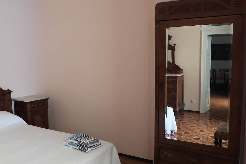Garda lake Salò Luxury apartment old romantic family Villa, terrace garden in Salò, Gardasee-Berge