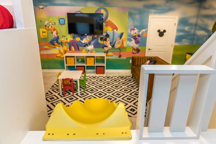 Vacation house for 22 people, with pool, kid friendly in Central Florida