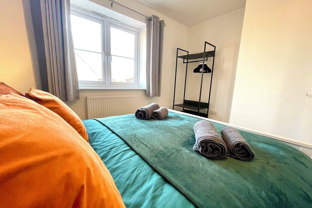 New Cosy Stylish 2 bedroom / 2 bathroom House with Parking, in Bishops Stortford in Bishop's Stortford, Hertfordshire