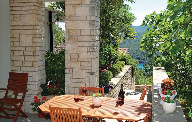Ganze Ferienwohnung, Charmante Ferienwohnung in Strandnähe mit Terrasse und Parkplatz in Rabac, Labin-Rabac