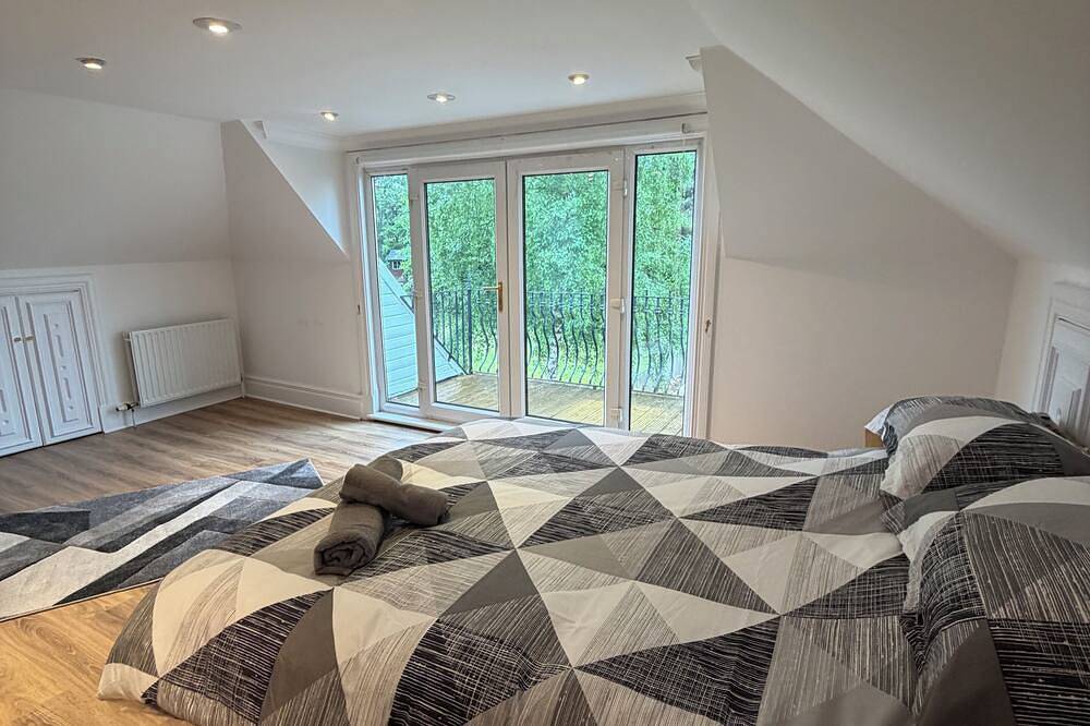 Stunning period detached property in 1 acre of lush landscaped mature gardens. in Nord Lanarkshire