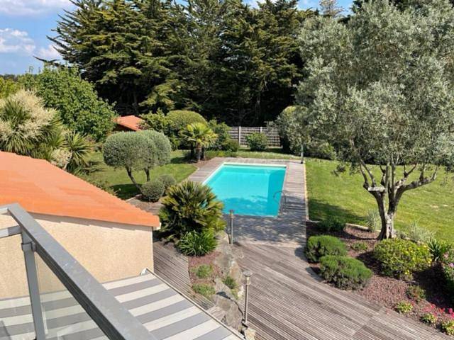 Location de vacances pour 8 personnes, avec terrasse ainsi que jardin et piscine dans Plage Du Port Meleu Prefailles