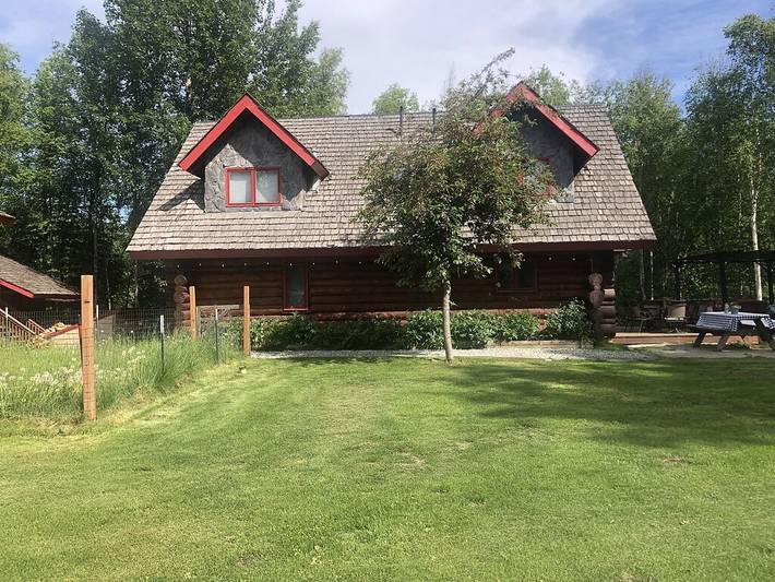 Vacation rental for 16 people, with hot tub and yard in Anchorage