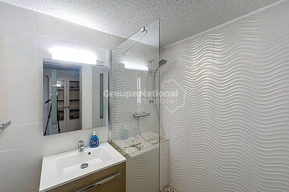 Apartamento entero, Cozy 50m² Apartment – 6 min from the beach, private parking & air conditioning in Saintes-Maries-de-la-Mer, Region de Arles