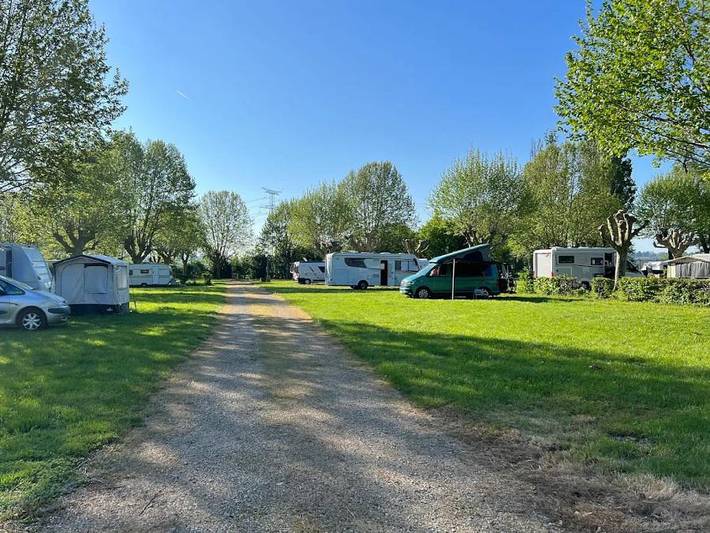 Camping pour 2 personnes, avec Bassin pour enfant dans l' Ain