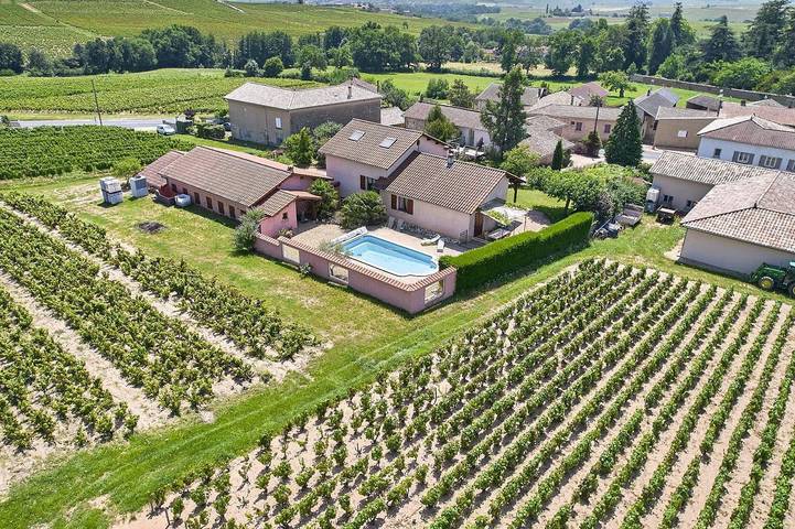 Gîte pour 4 personnes, avec Terrasse ainsi que Jardin et Piscine à Régnié-Durette