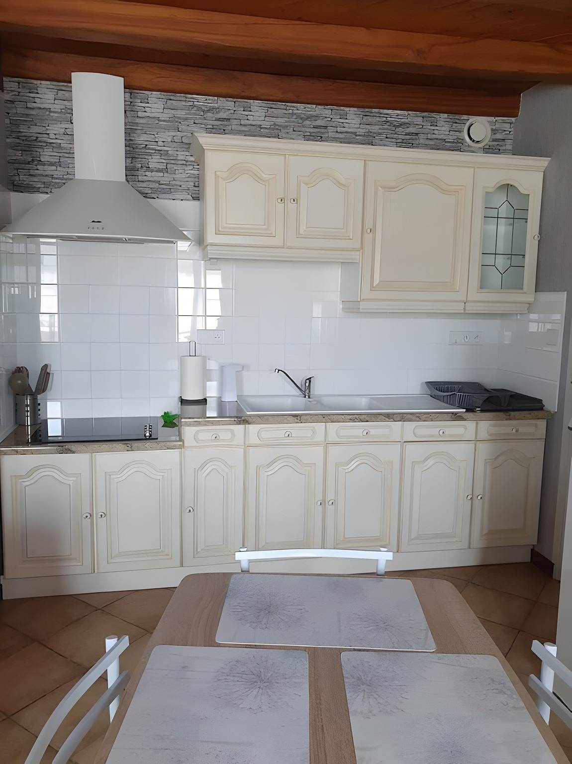 Appartement entier, Appartement « Chez Catherine et Gérard » avec terrasse privée, Wi-Fi et climatisation in Tonnay-Charente, Région de Rochefort