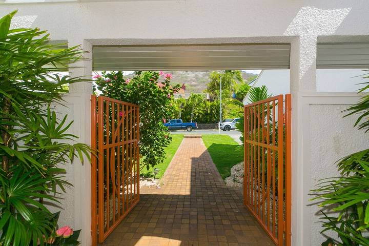 Vacation rental for 10 people, with terrace in Hawaii Kai