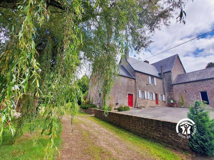 Location de vacances pour 6 personnes, avec terrasse et jardin à Saint-Thomas-de-Courceriers