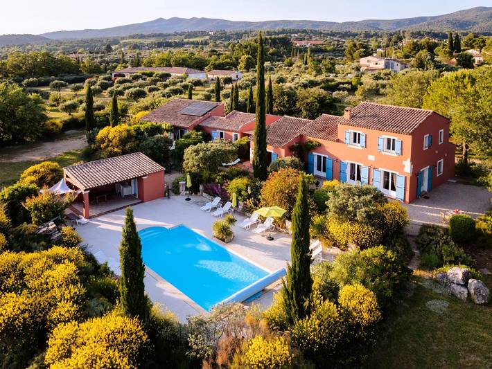 Location de vacances pour 5 personnes, avec Terrasse ainsi que Jardin et Piscine à Aups