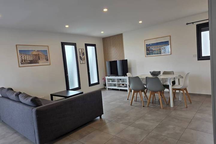 Appartement entier, La Guariguette, La mer, Le Pont du Gard, la Camargue à 25mn & Piscine Privatisée in Milhaud, Région de Nîmes