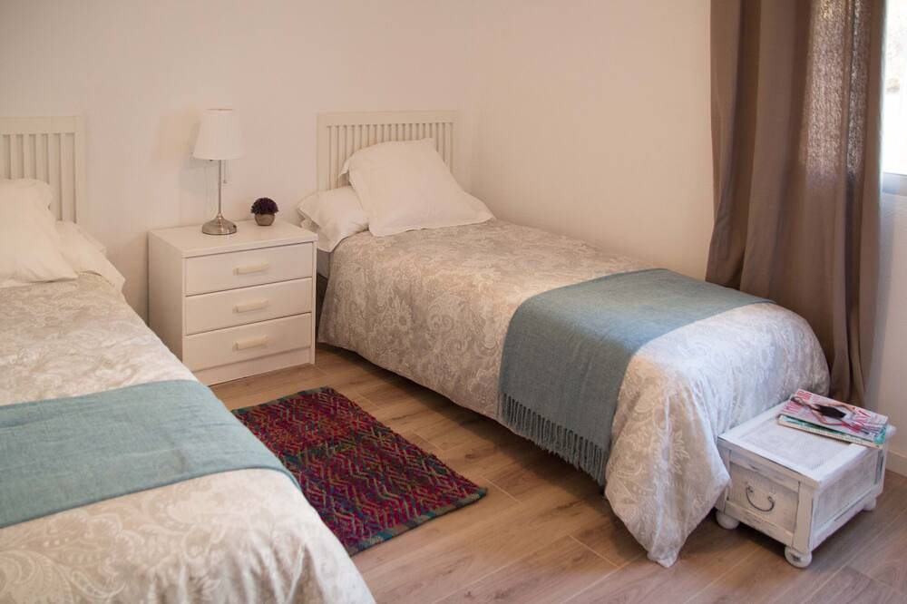 Charming house with private pool, garden, shade areas & bbq in El Pinar Torremolinos, Torremolinos