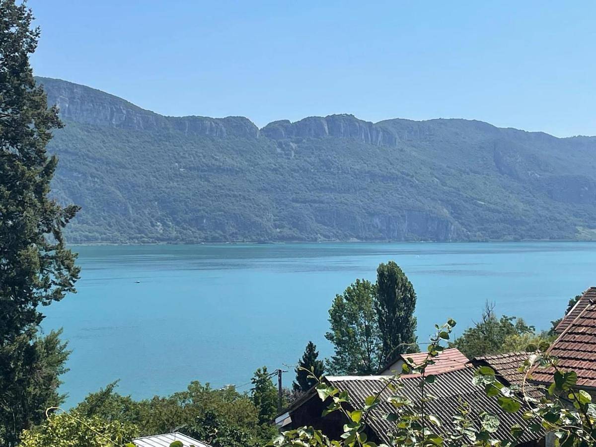 Villa avec vue lac panoramique proche de la plage in Conjux, Région de Chambéry