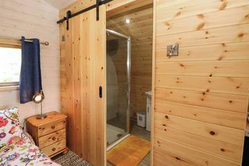Log Cabin for 2 People in Matlock, Derbyshire, Photo 4