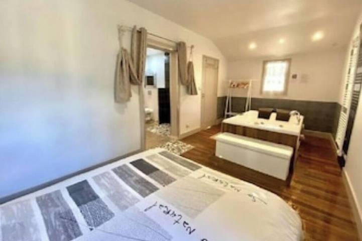 Gîte with indoor swimming pool and Jacuzzi in Cherveix-Cubas, Périgord Vert