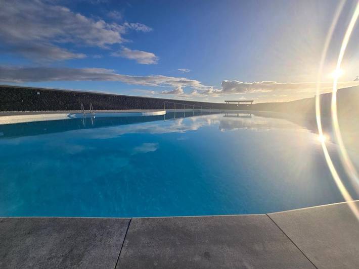 Apartamento de vacaciones para 6 personas, con vistas y terraza además de jardín y piscina - 1