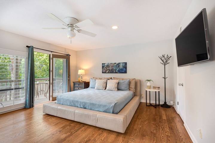 Vacation rental for 10 people, with yard in Lake Austin