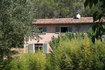 Location de vacances pour 4 personnes, avec jardin à Saint-Antonin-du-Var