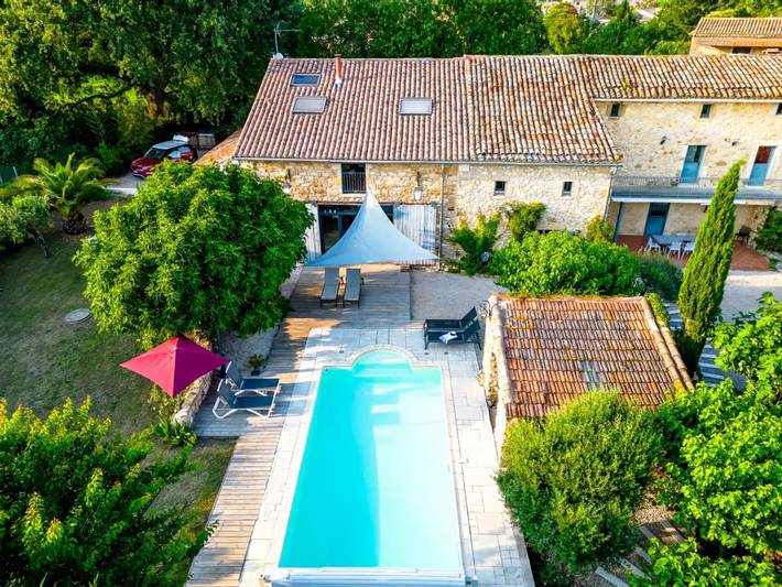 Gîte pour 10 personnes, avec terrasse ainsi que piscine et jardin, animaux acceptés
