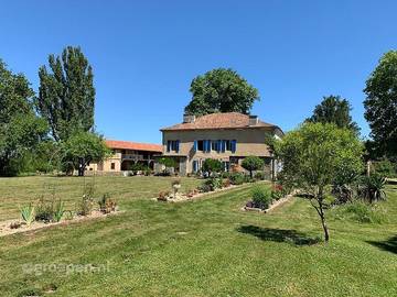 Gîte pour 30 personnes, avec balcon/terrasse ainsi que terrasse et sauna à Samadet