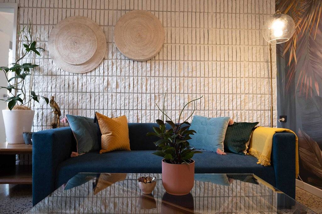 Ganze Wohnung, Tropicana Courtyard - Stylish Tropical Retreat with Private Courtyard & Prime Location in Cairns, Far North Queensland