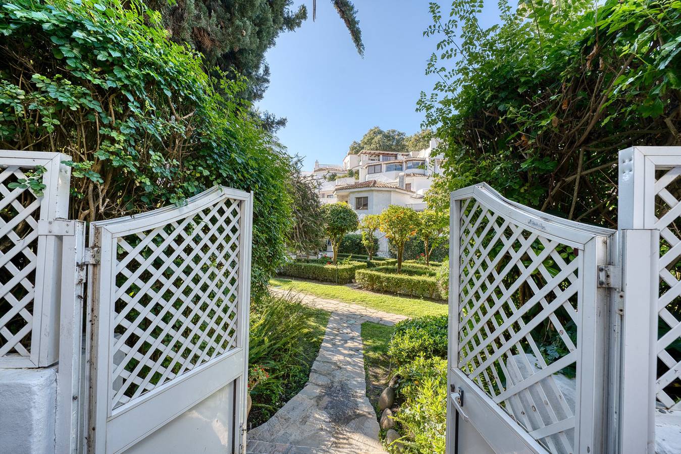 Entire apartment, 2045 Golden Beach Apartment – Steps from the Sea in Marbella East, Marbella