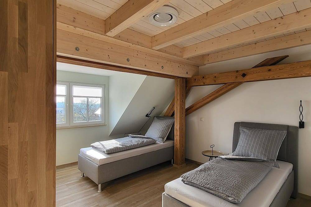 Ganze Wohnung, Ferienwohnung 1 mit Balkon und Whirlwanne in Feuchtwangen, Romantische Straße