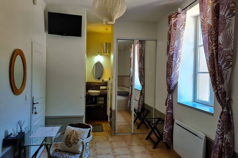 Cosy double room overlooking the street in a charming house in Saint-Priest, Rhône