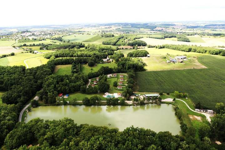 Location de vacances pour 3 personnes, avec Terrasse et Jardin ainsi que Piscine et Vue sur le lac à Cancon