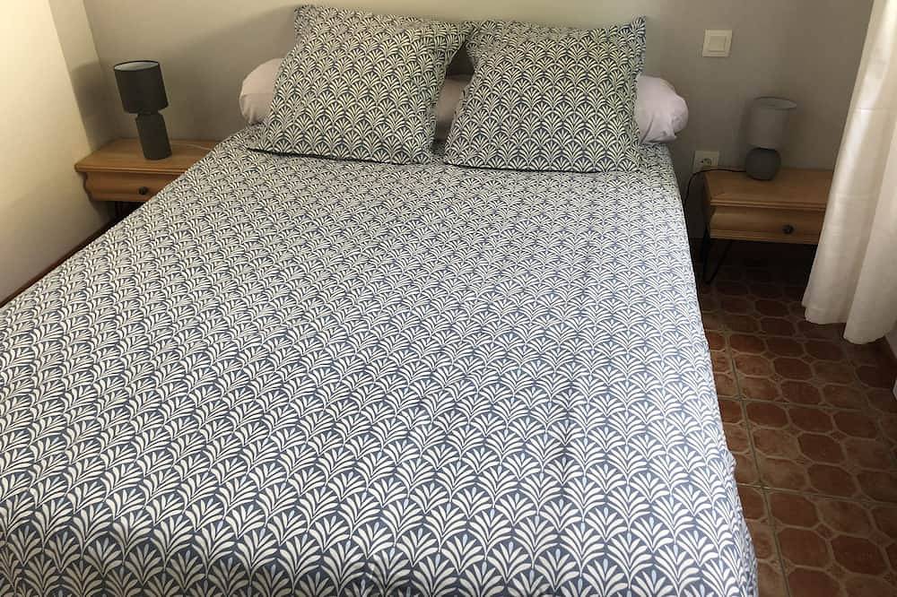 Independent cottage - private terrace - shared swimming pool in Simeyrols, Périgord Noir