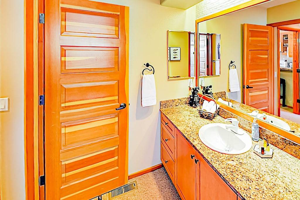 Ganze Wohnung, Mountain View Condo in Old Mammoth w/ Balcony, Fireplace & 3 Shared Hot Tubs in Old Mammoth, Mammoth Lakes