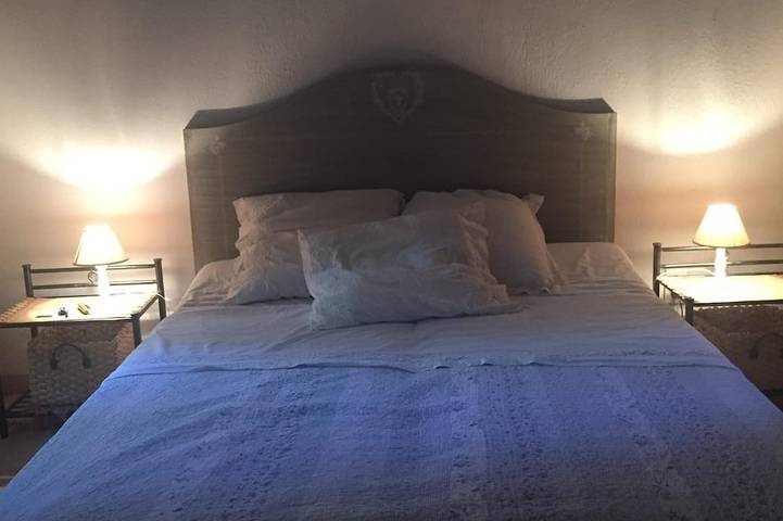 Ancienne maison de village, charme, très calme, jardin arboré, 4 personnes. in Paradou, Région d'Arles