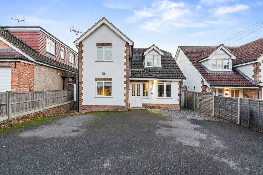 Large 4 Bedroom House Bricket Wood, Van & Car Parking, Sleeps 8 in Hertfordshire