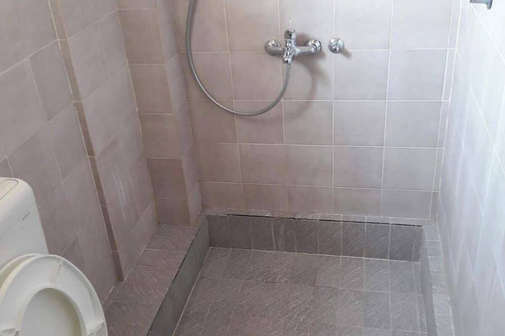 Apartamento entero, Apartment for four people with free parking in the yard of the house. in Budva, Municipio de Budva
