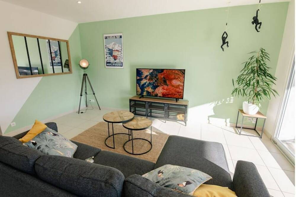 Appartement entier, Spacieux, moderne avec terrasse vue sur le Zoo in Mulhouse, Région de Mulhouse