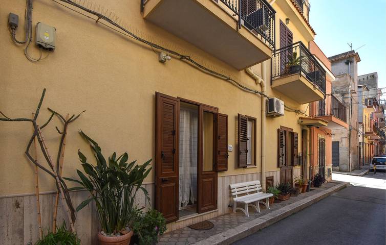 Cozy 1-Bedroom Apartment near Coast & Dining with WiFi & Parking in Capaci, Palermo Province