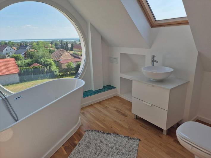 Ferienhaus für 4 Personen, mit Ausblick und Seeblick sowie Terrasse und Garten in Gyenesdias