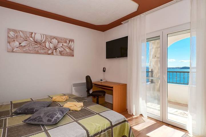 Appartement entier, Arte, appt spacieux avec vue sur la mer, 4 + 1 personnes, à 80m de la plage in Trogir, Split-Dalmatie