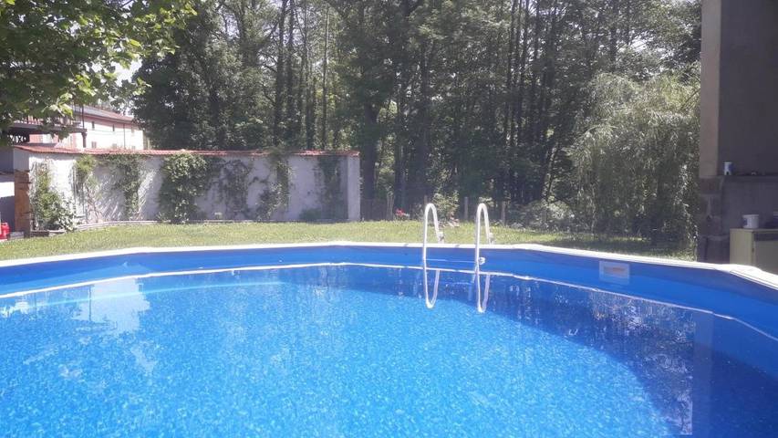 Maison de campagne pour 16 personnes, avec Terrasse ainsi que Jardin et Piscine à Joux
