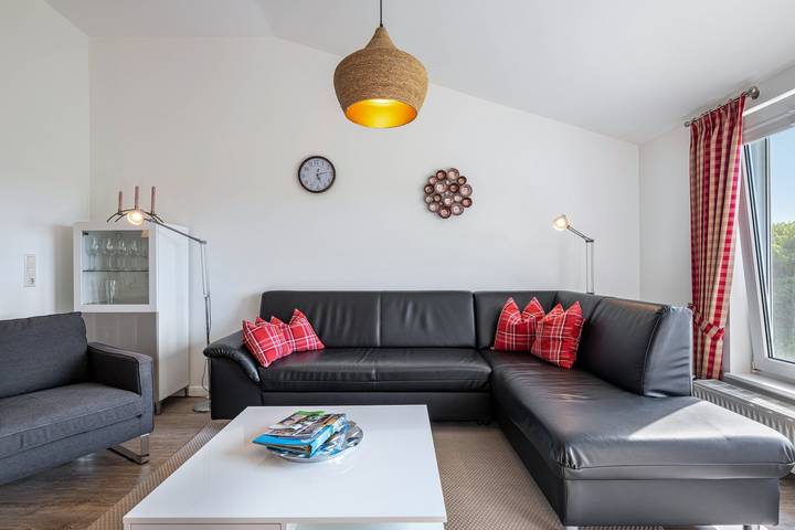 Ganze Wohnung, Ferienwohnung Voglkoje" mit privater Terrasse, Gemeinschaftsgarten und Wi-Fi in Pellworm, Nordfriesland