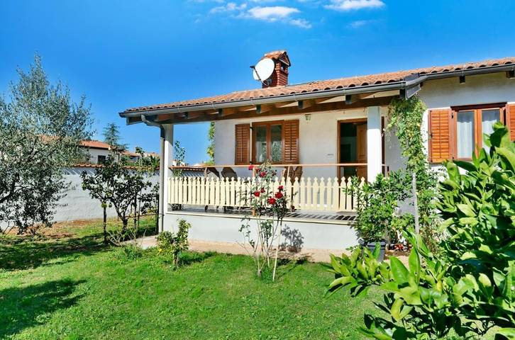Ferienwohnung für 3 Personen, mit Terrasse und Garten sowie Ausblick in Poreč