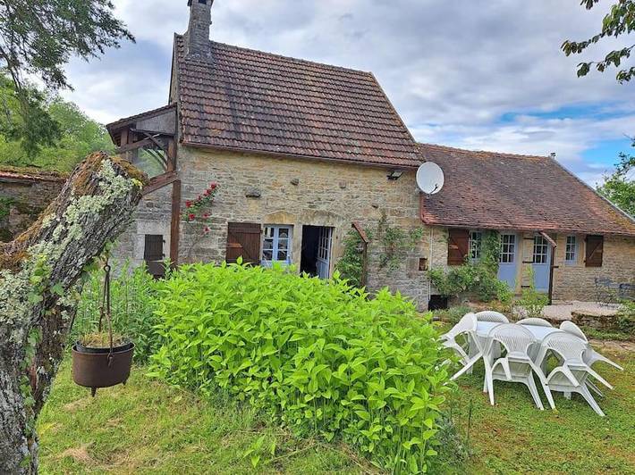 Location de vacances pour 6 personnes, avec Jacuzzi et Terrasse ainsi que Jardin et Vue dans Éguilly