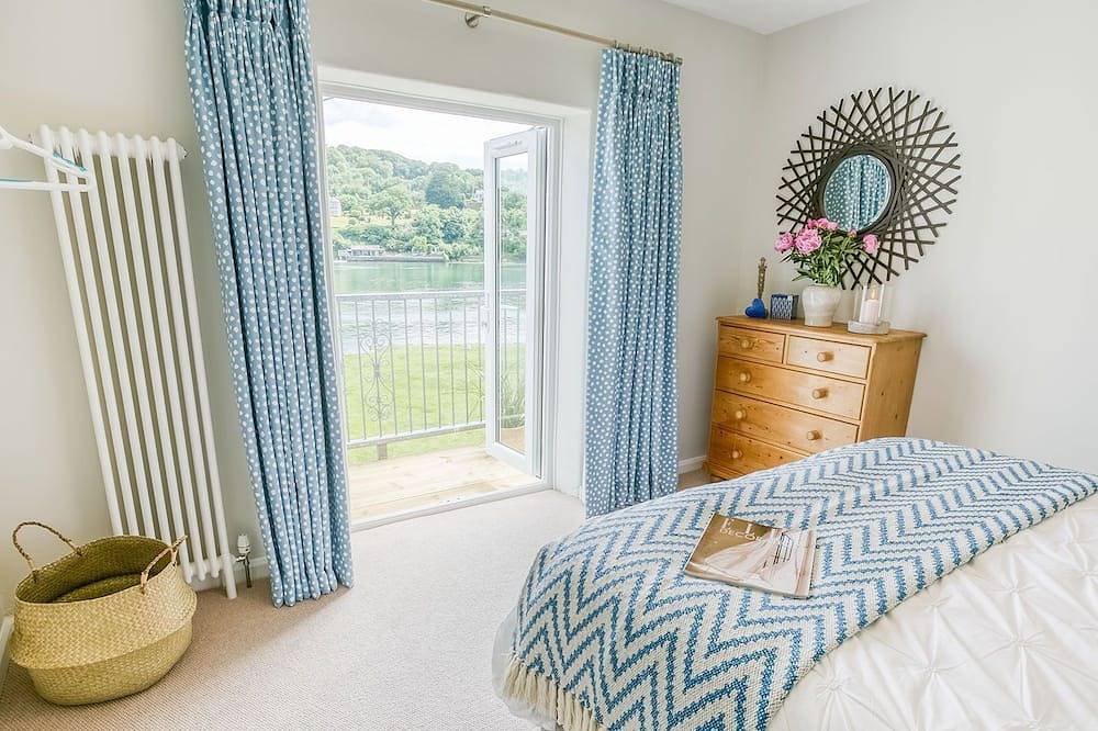 Noddfa -  a sea view that sleeps 4 guests  in 2 bedrooms in Menai Bridge, Isle of Anglesey