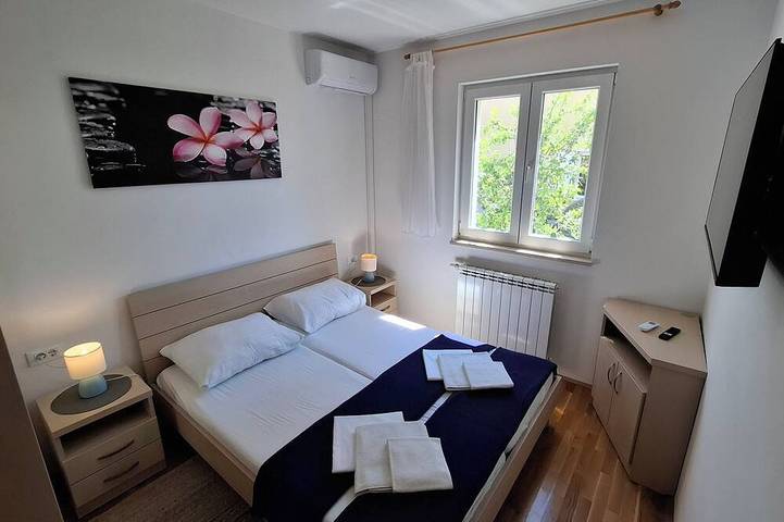 Villa Gudelj, 30m vom Meer, vollklimatisiert, Kajaks, Fahrräder, beheizter Pool in Milna, Brac
