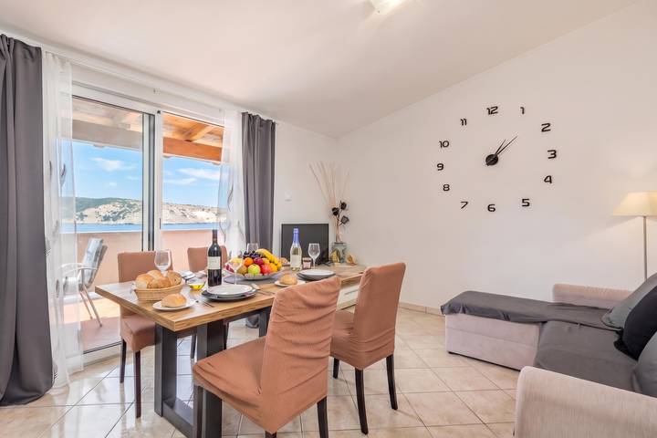 Ganze Wohnung, Sunset By The Sea /w Sea View Balcony in Lopar, Rab